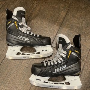 Hockey skates Bauer brand boys size 4